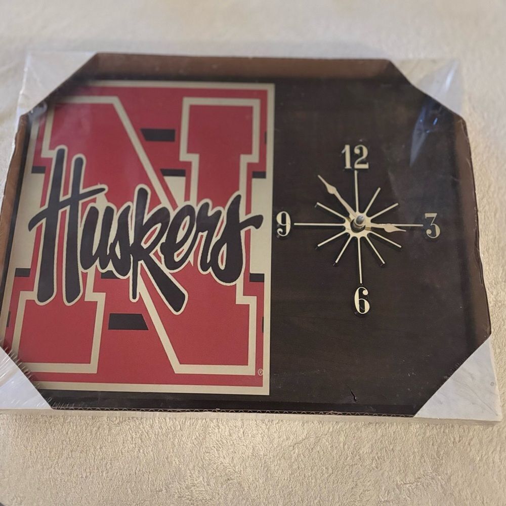 Nebraska Cornhusker's Wood Plaque Clock 12”X 15” MCM Bar man cave NWT Vintage